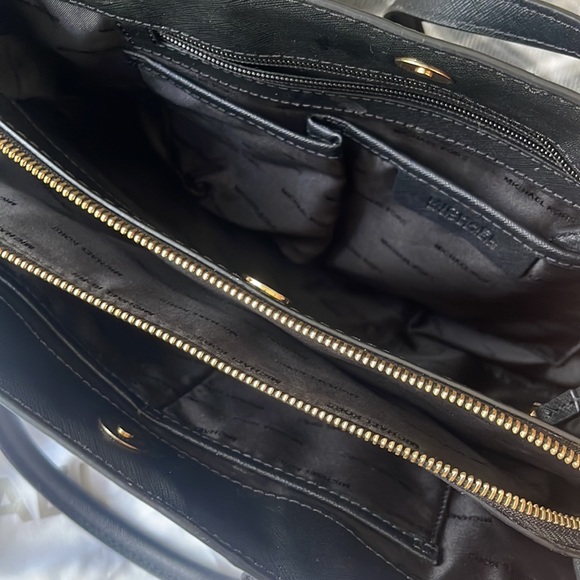 Micheal Kors bag! - Picture 3 of 5